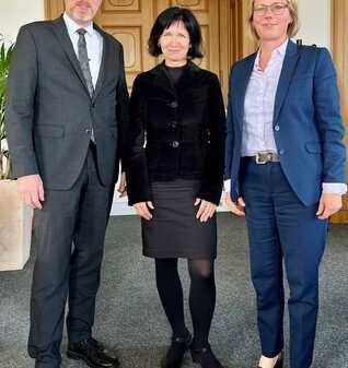 hristian Pegel, Minister für Inneres und Bau, begrüßt mit Staatssekretärin Ina-Maria Ulbrich die Landes-Integrationsbeauftragte Jana Michael (M.) im Ministerium.