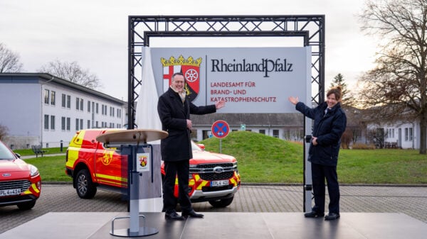 Innenminister Michael Ebling und die Landesbrand- und Katastrophenschutzinspekteurin Dr. Kirstin Eisenhauer bei der Enthüllung des Schildes am neuen Landesamt