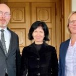 hristian Pegel, Minister für Inneres und Bau, begrüßt mit Staatssekretärin Ina-Maria Ulbrich die Landes-Integrationsbeauftragte Jana Michael (M.) im Ministerium.