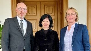 hristian Pegel, Minister für Inneres und Bau, begrüßt mit Staatssekretärin Ina-Maria Ulbrich die Landes-Integrationsbeauftragte Jana Michael (M.) im Ministerium.