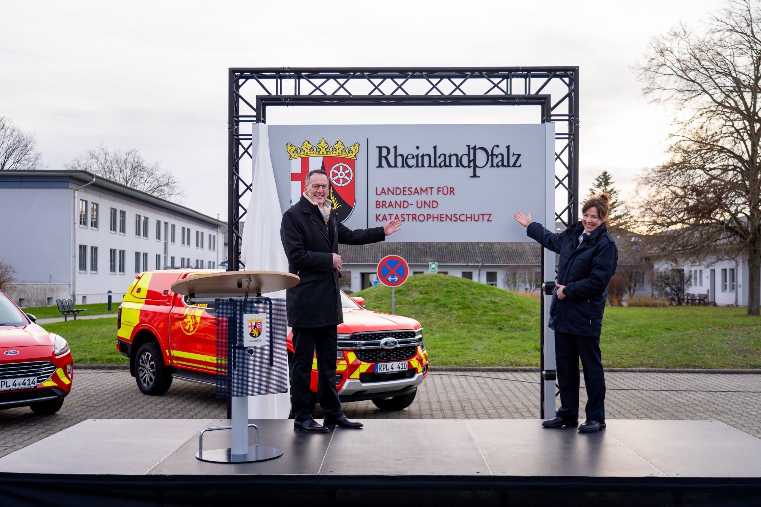 Innenminister Michael Ebling und die Landesbrand- und Katastrophenschutzinspekteurin Dr. Kirstin Eisenhauer bei der Enthüllung des Schildes am neuen Landesamt
