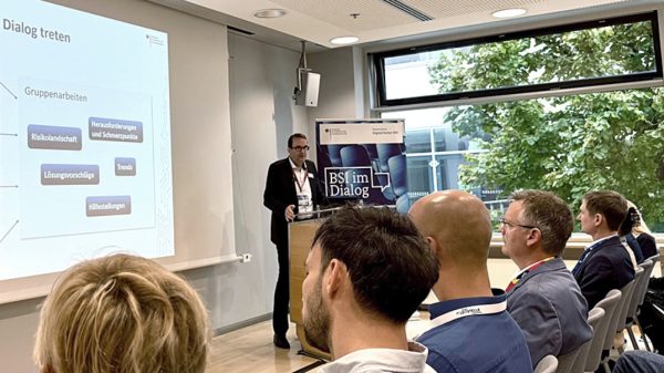 BSI-Vizepräsident Thomas Caspers bei einer Diskussionveranstaltung im Rahmen der Internationalen Automobil-Ausstellung (IAA Mobility) zu KI-Sicherheit im Straßenverkehr
