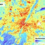 Mittelwerte der Oberflächentemperaturen mittags in den Sommermonaten Juni, Juli und August in den Jahren 2013 bis 2024 für den Großraum München. Die Abbildung zeigt, wie sich die Oberflächentemperaturen in den bebauten und nicht bebauten Bereichen unterscheiden. Oberflächentemperatur und Lufttemperatur entsprechen sich nicht 1:1, sie stehen aber in direktem Zusammenhang und die räumlichen Muster ähneln sich. So lassen sich Hitzeinseln eindeutig anhand der Oberflächentemperatur identifizieren.