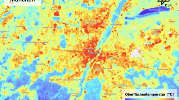 Mittelwerte der Oberflächentemperaturen mittags in den Sommermonaten Juni, Juli und August in den Jahren 2013 bis 2024 für den Großraum München. Die Abbildung zeigt, wie sich die Oberflächentemperaturen in den bebauten und nicht bebauten Bereichen unterscheiden. Oberflächentemperatur und Lufttemperatur entsprechen sich nicht 1:1, sie stehen aber in direktem Zusammenhang und die räumlichen Muster ähneln sich. So lassen sich Hitzeinseln eindeutig anhand der Oberflächentemperatur identifizieren.