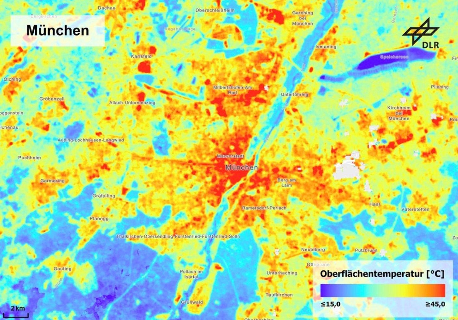 Mittelwerte der Oberflächentemperaturen mittags in den Sommermonaten Juni, Juli und August in den Jahren 2013 bis 2024 für den Großraum München. Die Abbildung zeigt, wie sich die Oberflächentemperaturen in den bebauten und nicht bebauten Bereichen unterscheiden. Oberflächentemperatur und Lufttemperatur entsprechen sich nicht 1:1, sie stehen aber in direktem Zusammenhang und die räumlichen Muster ähneln sich. So lassen sich Hitzeinseln eindeutig anhand der Oberflächentemperatur identifizieren.