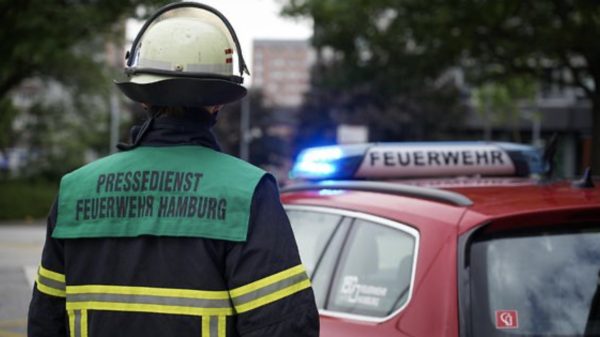 Hamburg-Veddel, Müggenburger Straße, Feuer mit fünf Löschzügen und einem Großeinsatz Rettungsdienst, 25.08.2025, 15:29 Uhr