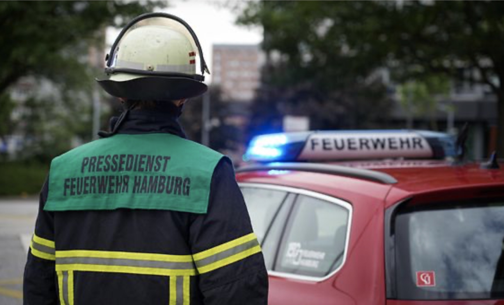Hamburg-Veddel, Müggenburger Straße, Feuer mit fünf Löschzügen und einem Großeinsatz Rettungsdienst, 25.08.2025, 15:29 Uhr