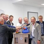 Mitglieder des Zweckverband für Rettungsdienst und Feuerwehralarmierung (ZRF) Bayreuth/Kulmbach, die Spitze des BRK-Kreisverbandes Bayreuth als Betreiber der Leitstelle Bayreuth/Kulmbach und Leitstellenleitung, Vertreter der Kostenträger und Staatssekretär im Bay. StMI , Sandro Kirchner bei der feierlichen Inbetriebnahme der KI-gestützten Notrufannahme in der Integrierten Leitstelle (ILS) Bayreuth) Kulmbach.