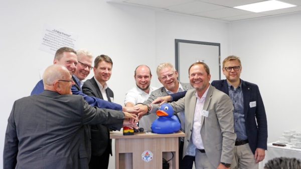 Mitglieder des Zweckverband für Rettungsdienst und Feuerwehralarmierung (ZRF) Bayreuth/Kulmbach, die Spitze des BRK-Kreisverbandes Bayreuth als Betreiber der Leitstelle Bayreuth/Kulmbach und Leitstellenleitung, Vertreter der Kostenträger und Staatssekretär im Bay. StMI , Sandro Kirchner bei der feierlichen Inbetriebnahme der KI-gestützten Notrufannahme in der Integrierten Leitstelle (ILS) Bayreuth) Kulmbach.