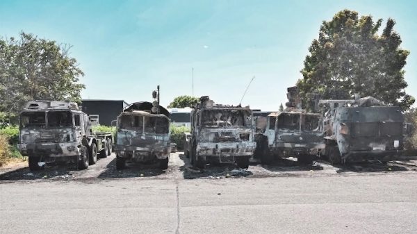 Sechs Bundeswehr-Lkws waren das Ziel eines Brandanschlages in Erfurt im Juni 2025. Nun erscheint die IW-Studie zum Schutz privatwirtschaftlicher Unternehmen.