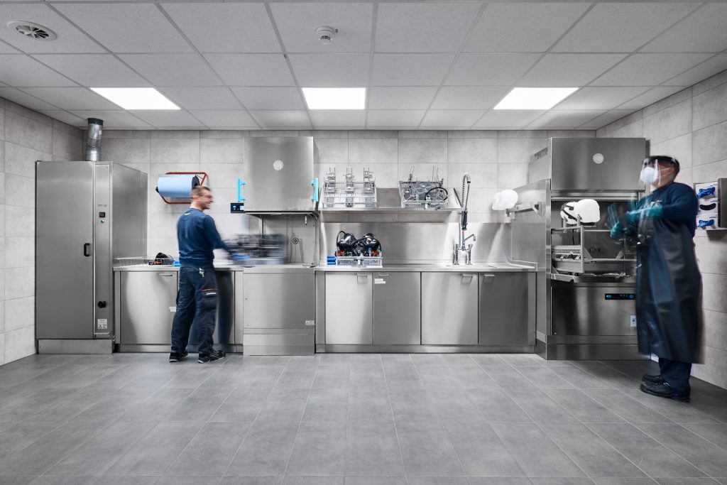 Arbeitsrichtung von rechts nach links in der Atemschutzwerkstatt: Reinigung in der TopClean D, Desinfektion im TopClean H, Trocknung im Trockenschrank.