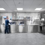 Arbeitsrichtung von rechts nach links in der Atemschutzwerkstatt: Reinigung in der TopClean D, Desinfektion im TopClean H, Trocknung im Trockenschrank.