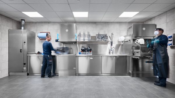 Arbeitsrichtung von rechts nach links in der Atemschutzwerkstatt: Reinigung in der TopClean D, Desinfektion im TopClean H, Trocknung im Trockenschrank.