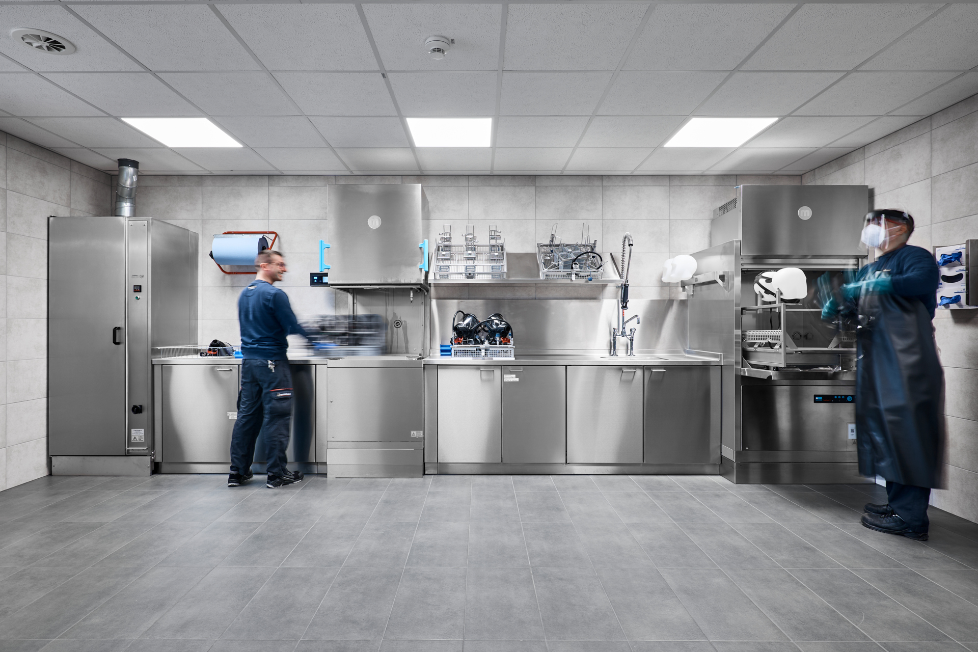 Arbeitsrichtung von rechts nach links in der Atemschutzwerkstatt: Reinigung in der TopClean D, Desinfektion im TopClean H, Trocknung im Trockenschrank.