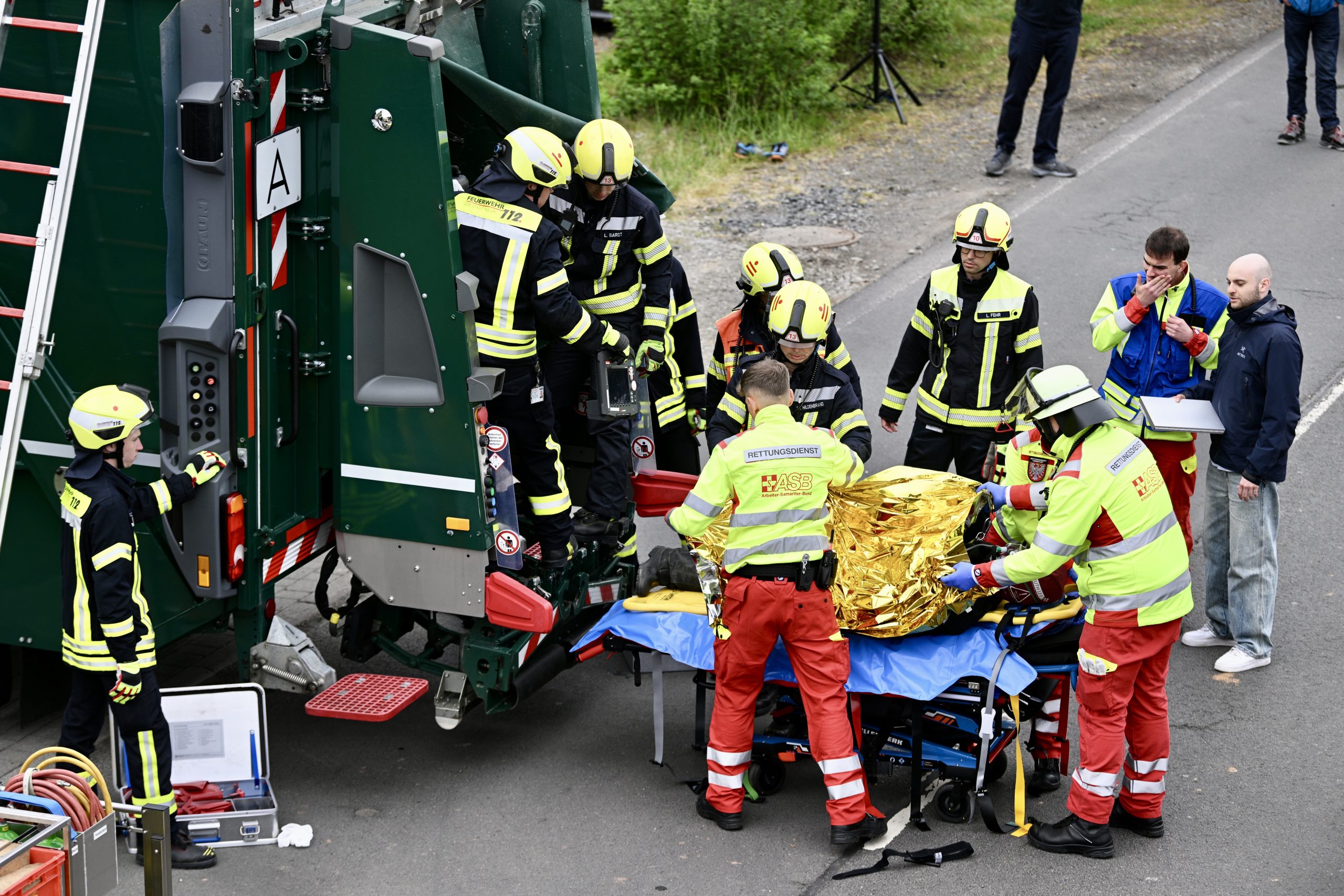 Die Rettungsaktion aus der Müllpresse fungierte als Zuschauermagnet. Die Übung beruhte auf einem wahren Einsatz.