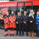 Bild mit allen Beteiligten vor dem Bus