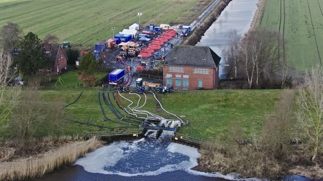 Großübung: Blick auf das Schöpfwerk mit der aufgebauten Fördestrecke des THW: Insgesamt rund 2.150 Meter Schlauchleitung und elf parallel verlegte Leitungen zeigen die Dimension der Übung zum Konzept Notschöpfen.