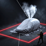 Die Brandbekämpfungsdecke E-Auto-PLUS von VLITEX hat zwei ganz spezielle Löcher.