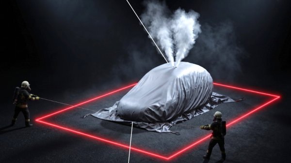 Die Brandbekämpfungsdecke E-Auto-PLUS von VLITEX hat zwei ganz spezielle Löcher.