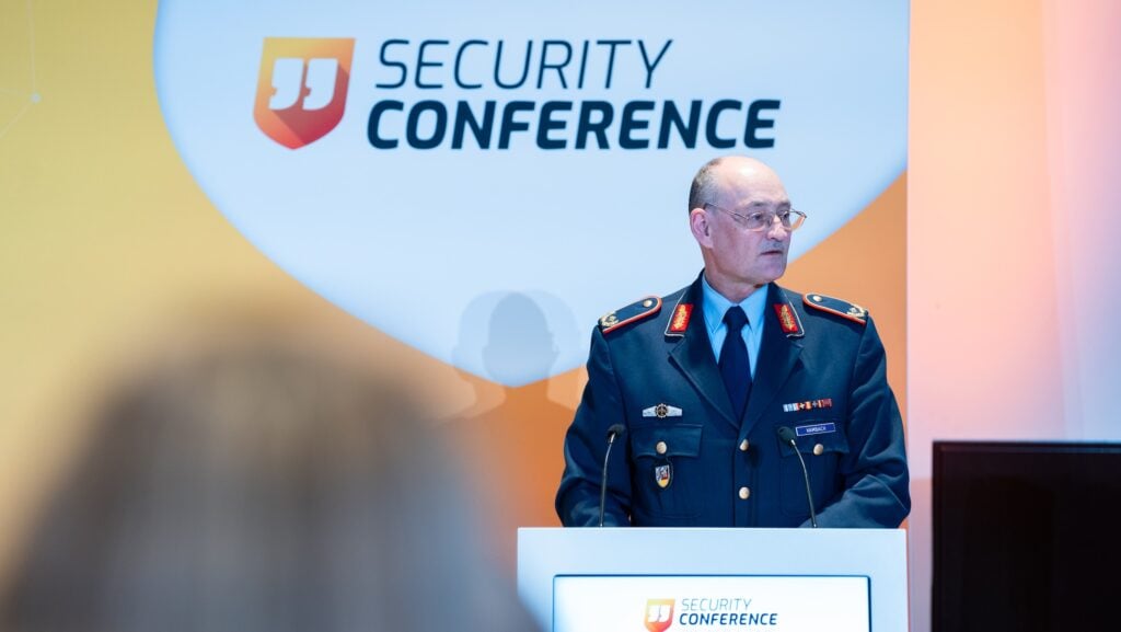 Wie Russland aktuell seine Doktrin zur hybriden Kriegführung abarbeitet beschrieb Brigadegeneral Thomas Hambach, Kommandeur Landeskommando Bayern, heute bei der Konferenz zum Operationsplan (O-Plan) Deutschland.