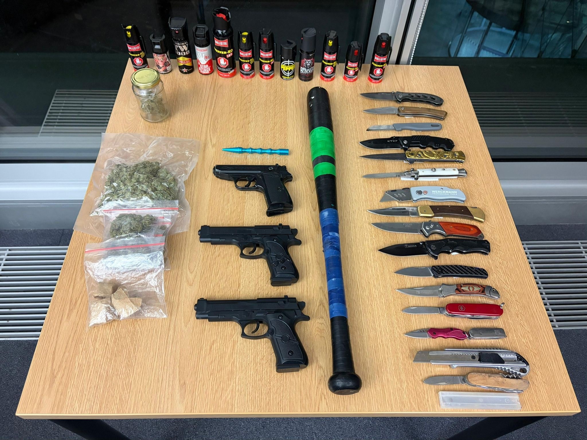 Sichergestellte Gegenstände im Zuge des bundesweiten Schwerpunkteinsatzes.