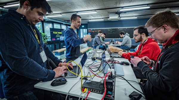 Flag Wars: Konzentrierte Arbeit in der IBM Garage for Defense.