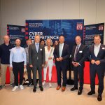 Innenminister Roman Poseck, Staatssekretär Martin Rößler, Ralf Stettner (Leiter der Abteilung Informations- und Cybersicherheit, Digitalisierung) und Matthäus Friederich (Leiter Hessen3C) u. a. bei der Eröffnung des Cybersicherheitsgipfels in Marburg