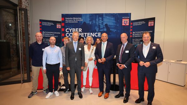 Innenminister Roman Poseck, Staatssekretär Martin Rößler, Ralf Stettner (Leiter der Abteilung Informations- und Cybersicherheit, Digitalisierung) und Matthäus Friederich (Leiter Hessen3C) u. a. bei der Eröffnung des Cybersicherheitsgipfels in Marburg