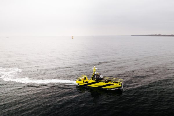Das 12-Meter-Einsatzboot AMC12 (Autonomous Modular Craft) wurde im Rahmen der diesjährigen SeaSEC in Rostock erstmals erfolgreich getestet und demonstrierte mehrere Fähigkeiten, darunter einen neuen autonomen Modus.