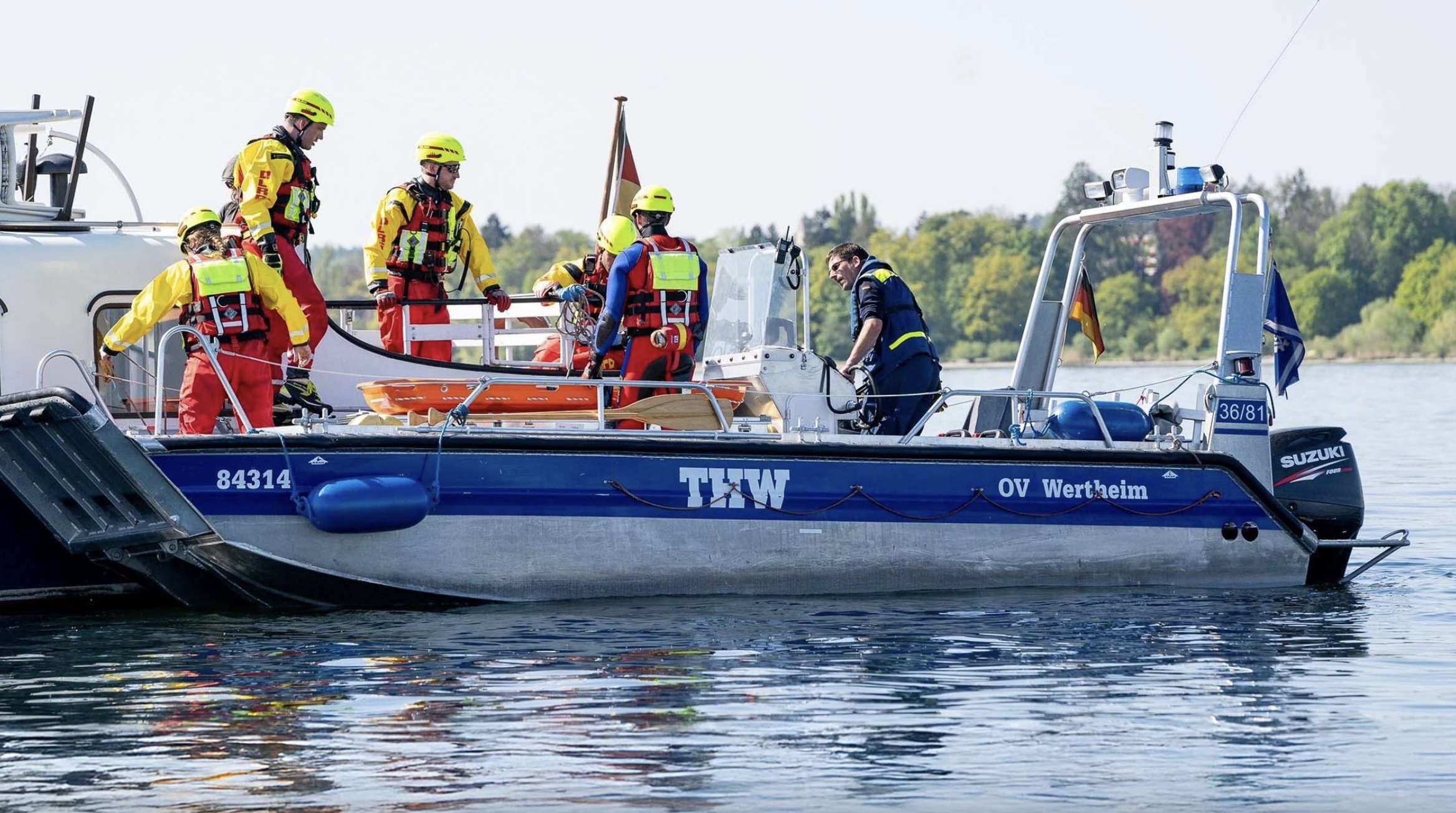 Arbeiten im Einsatz Hand in Hand: die Ehrenamtlichen von DLRG und THW.