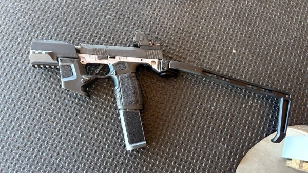 Das Tyrant Weapon System 365. Gut zu erkennen ist auch der Halter für das zweite Magazin, direkt vor dem Abzug platziert. (Foto: AF)