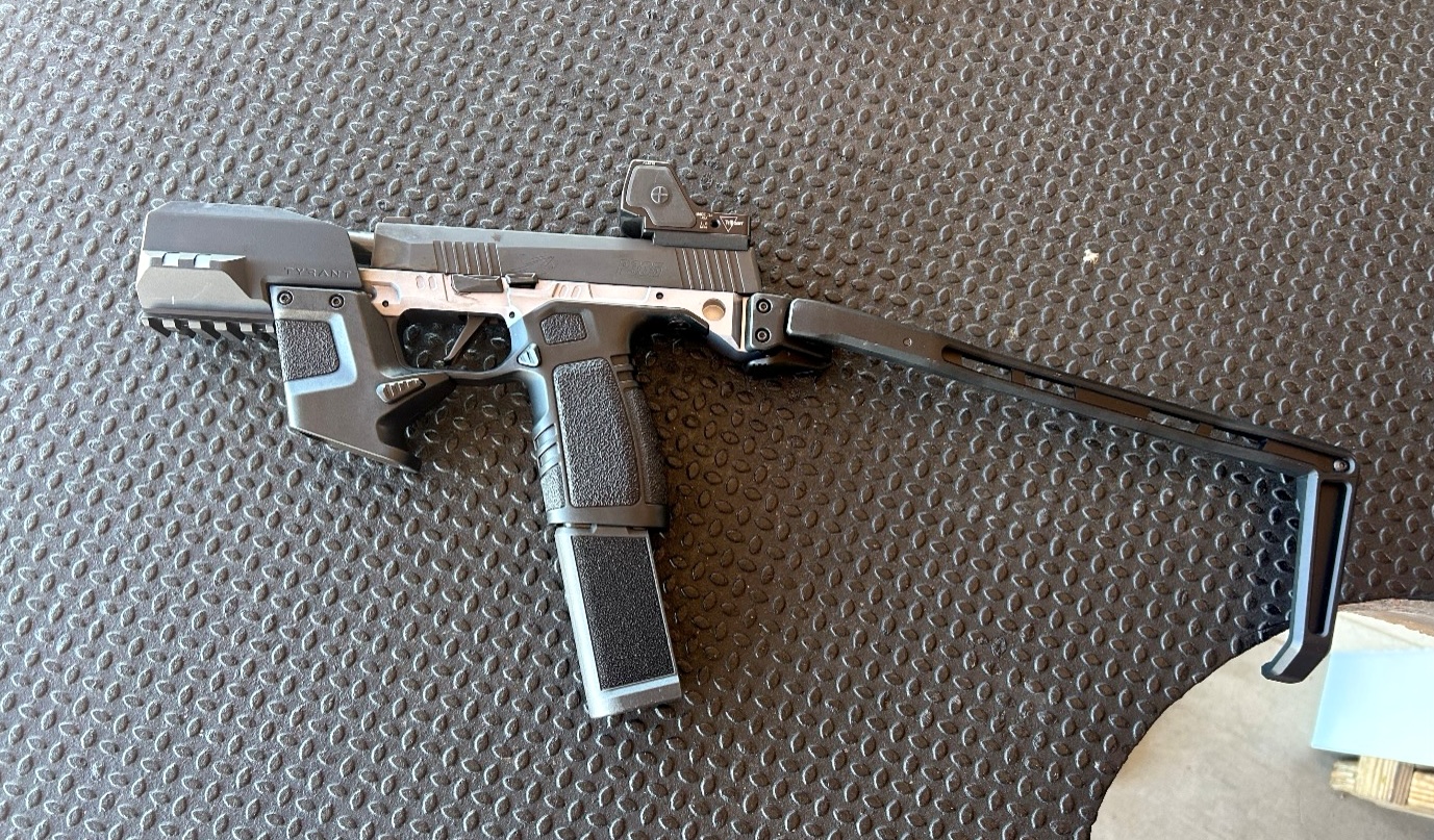 Das Tyrant Weapon System 365. Gut zu erkennen ist auch der Halter für das zweite Magazin, direkt vor dem Abzug platziert. (Foto: AF)