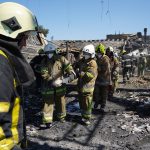 Feuerwehreinsatz nach Raketenangriff auf ein Einkaufszentrum in Krementschuk (Ukraine) am 27. Juni 2022