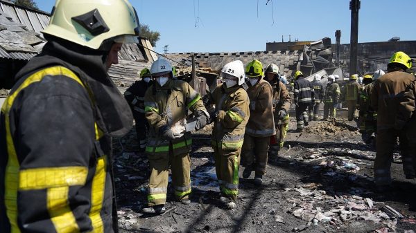 Feuerwehreinsatz nach Raketenangriff auf ein Einkaufszentrum in Krementschuk (Ukraine) am 27. Juni 2022
