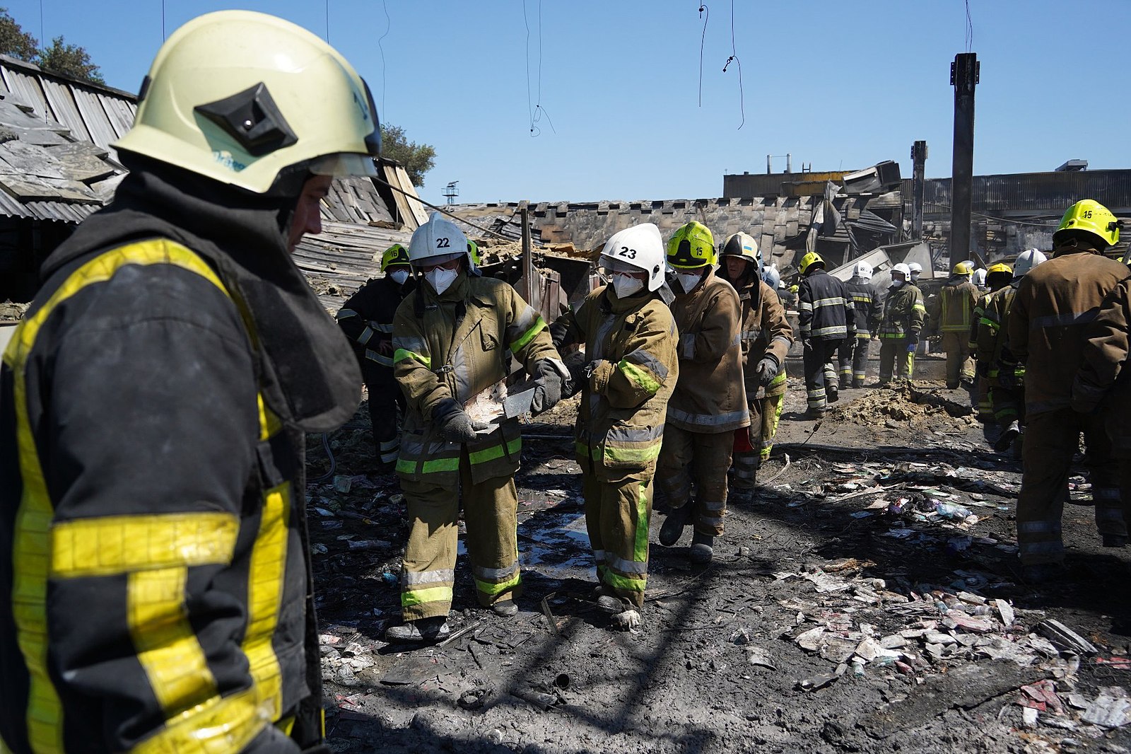 Feuerwehreinsatz nach Raketenangriff auf ein Einkaufszentrum in Krementschuk (Ukraine) am 27. Juni 2022