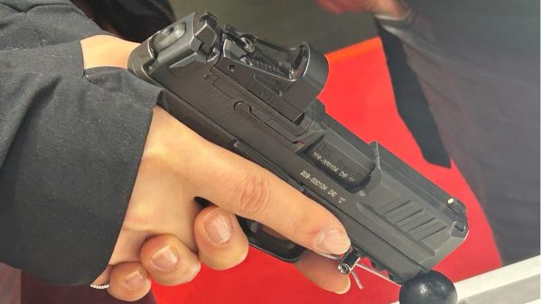 Die SFP9cc ist nicht nur optimal zum verdeckten Tragen, sondern auch für Schützen mit kleineren Händen. Aber selbst bei großen Händen liegt diese Waffe sehr gut in der Hand und lässt keine Nachteile im Vergleich zur Full Size erkennen. (Foto: AF)