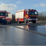 Das Forschungs- und Technologiezentrum LaSiSe in Selm (F&T) verfügt über mehrere Module, in denen BOS-Kräfte Fahrsicherheitstrainings und Schulungen zur Ladungssicherung absolvieren können. Hier im Bild: das obere Ende der glatten Gefällstrecke mit Fahrzeugen der Feuerwehr Selm.