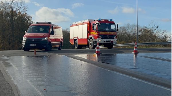Das Forschungs- und Technologiezentrum LaSiSe in Selm (F&T) verfügt über mehrere Module, in denen BOS-Kräfte Fahrsicherheitstrainings und Schulungen zur Ladungssicherung absolvieren können. Hier im Bild: das obere Ende der glatten Gefällstrecke mit Fahrzeugen der Feuerwehr Selm.