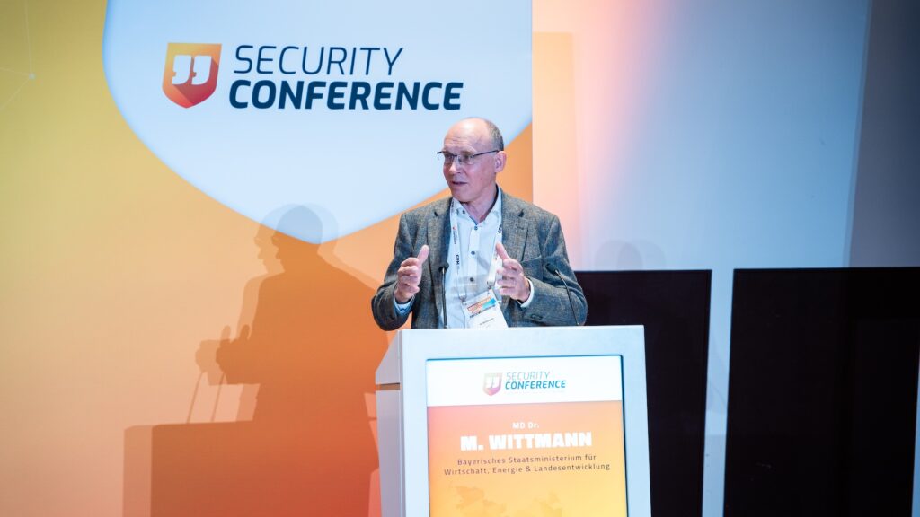 Als Hauptherausforderungen nannte Dr. Markus Wittmann, Bayrisches Staatsministerium für Wirtschaft, Energie und Landesentwicklung, bei der Konferenz zum O-Plan Deutschland die Sicherheit in der Verkehrsinfrastruktur, Versorgung im Gesundheitswesen, Logistik, IT, Kommunikation und Energie.