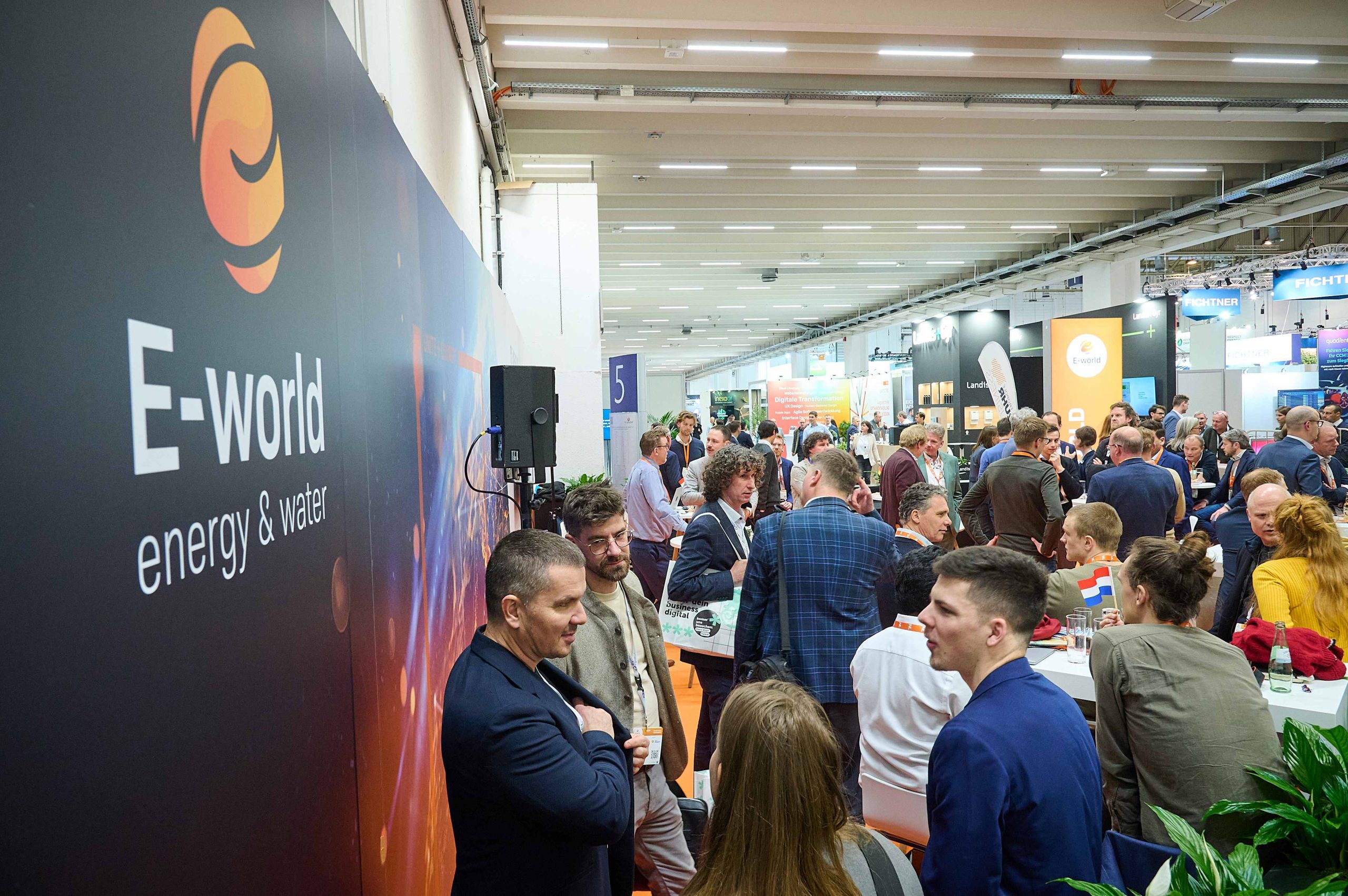 E-world energy & water baut ihre Rolle als internationale Leitmesse der Energiewirtschaft weiter aus und rückt zugleich die kommunale Ebene in den Fokus.