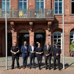 Bodycams in Hanau: Leiter des Ordnungsamtes Hanau Thorsten Wünschmann, Landtagsabgeordneter Heiko Kasseckert, Innenminister Roman Poseck und Stadträtin Isabell Hemsley mit zwei Polizisten der Hanauer Stadtpolizei