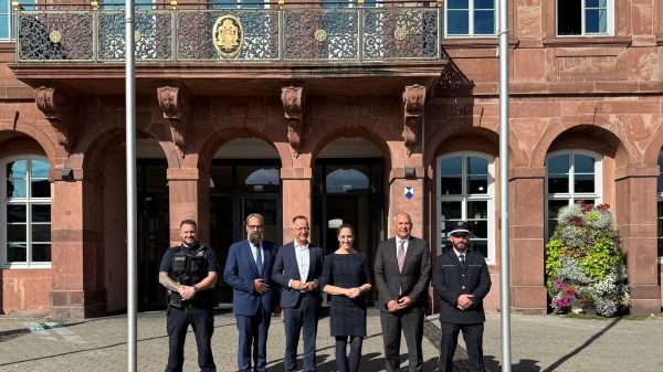 Bodycams in Hanau: Leiter des Ordnungsamtes Hanau Thorsten Wünschmann, Landtagsabgeordneter Heiko Kasseckert, Innenminister Roman Poseck und Stadträtin Isabell Hemsley mit zwei Polizisten der Hanauer Stadtpolizei