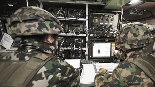 Blick in die Einsatzzentrale in einem Container. Die Containerbauweise der miFAP-Systeme von RUAG ermöglicht den flexiblen und vor allem autonomen Einsatz.