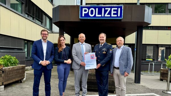 Einweihung Polizeirevier Hanau: Bürgermeister in Hanau Maximilian Bieri, Stadträtin Isabelle Hemsley, Innenminister Roman Poseck, Polizeipräsident Daniel Muth und Erster Beigeordneter Großkrotzenburg Ulrich Fischer (v.l.n.r.)