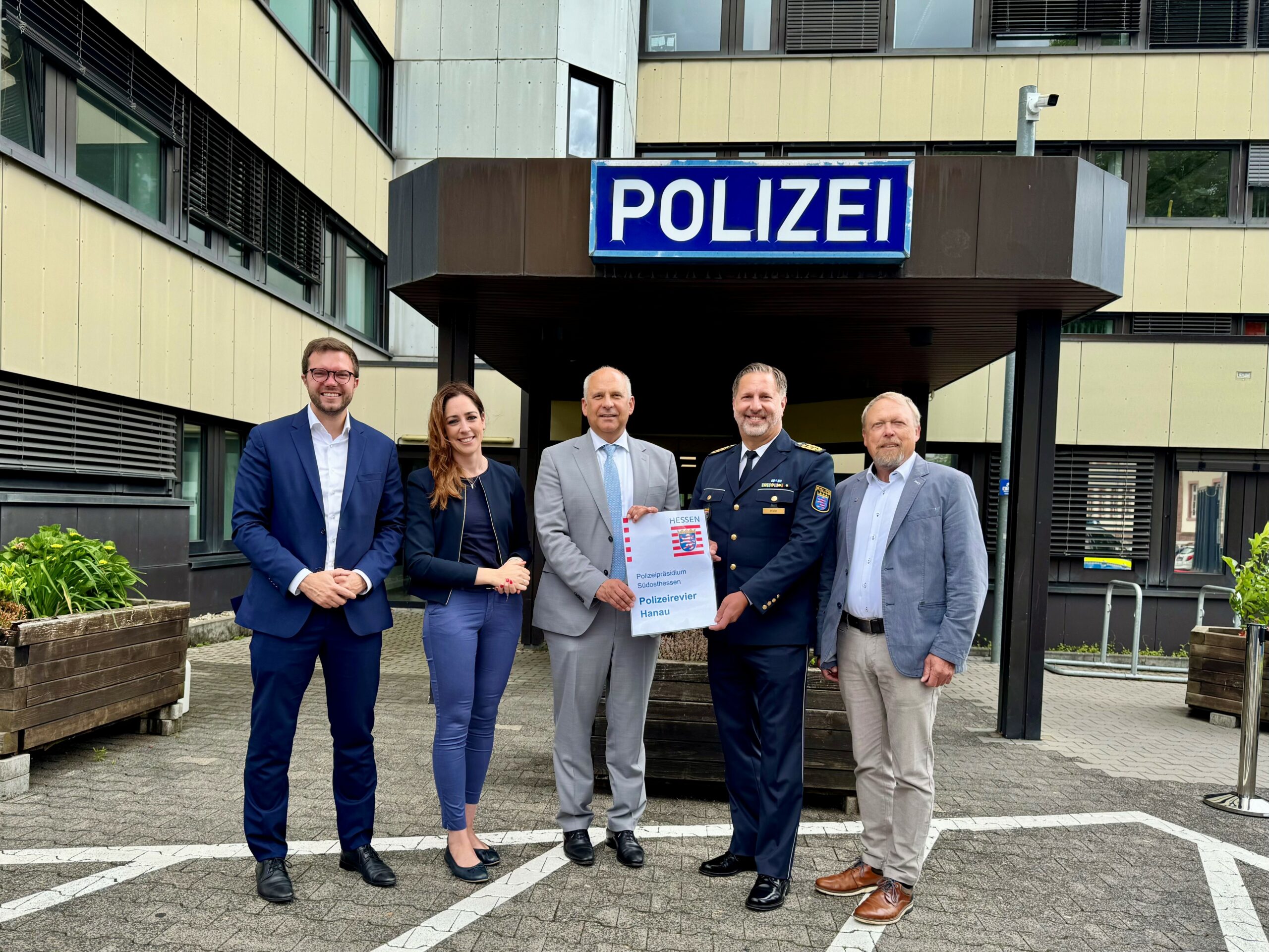 Einweihung Polizeirevier Hanau: Bürgermeister in Hanau Maximilian Bieri, Stadträtin Isabelle Hemsley, Innenminister Roman Poseck, Polizeipräsident Daniel Muth und Erster Beigeordneter Großkrotzenburg Ulrich Fischer (v.l.n.r.)