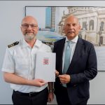 Innenminister Roman Poseck überreicht dem designierten Polizeipräsidenten von Südhessen, Christian Vögele, seine Ernennungsurkunde.