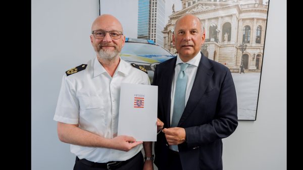 Innenminister Roman Poseck überreicht dem designierten Polizeipräsidenten von Südhessen, Christian Vögele, seine Ernennungsurkunde.
