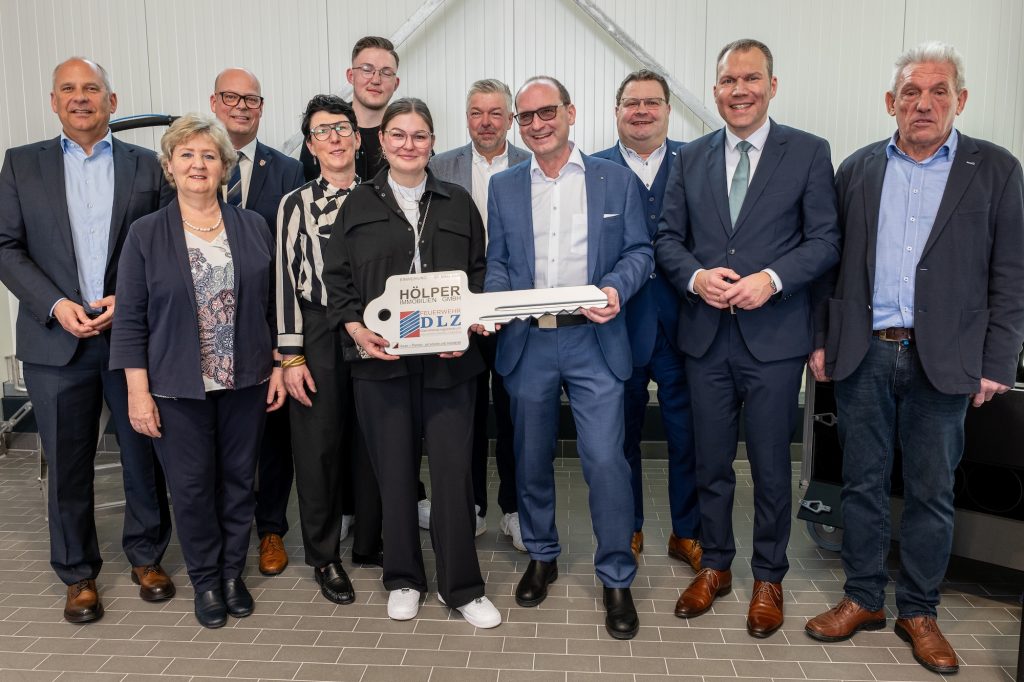 Feuerwehr-Dienstleistungszentrum „Goldener Grund-Taunus“ eröffnet: Innenminister Roman Poseck unter anderem mit Daniel Rühl, Bad Cambergs Bürgermeister; Frank Groos, Bürgermeister Brechen; Silvia Scheu-Menzer, Bürgermeisterin Hünfelden; Benjamin Zabel, Bürgermeister Selters Taunus) und Götz Esser, Bürgermeister Weilrod