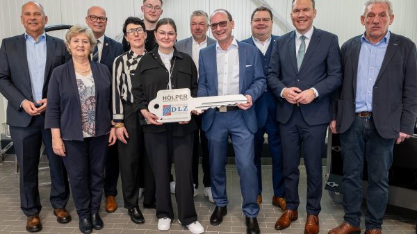 Feuerwehr-Dienstleistungszentrum „Goldener Grund-Taunus“ eröffnet: Innenminister Roman Poseck unter anderem mit Daniel Rühl, Bad Cambergs Bürgermeister; Frank Groos, Bürgermeister Brechen; Silvia Scheu-Menzer, Bürgermeisterin Hünfelden; Benjamin Zabel, Bürgermeister Selters Taunus) und Götz Esser, Bürgermeister Weilrod