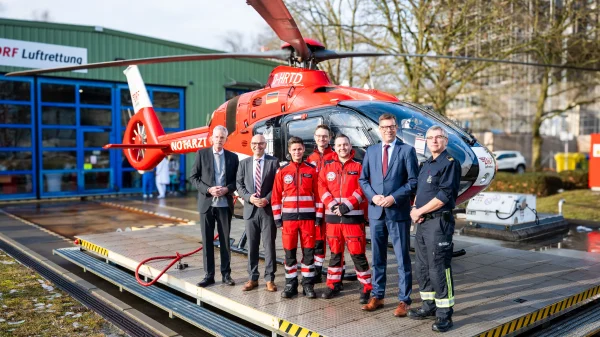 Vlnr: Prof. Dr. Martin E. Kreis (Vorstand Krankenversorgung Charité), Krystian Pracz, Eik Meißner, Dr. Georg Girke, Pablo Sanchez, Christian Hochgrebe (Staatsekretär für Inneres des Landes Berlin), Dr. André-Michael Baumann, Leitender Branddirektor der Berliner Feuerwehr